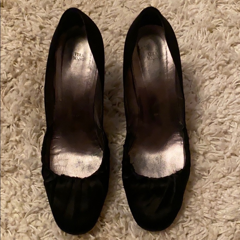 Satin Vera Wang round square toe Pumps / Heels